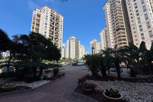 Ehud Manor 8-  Ir Yamim, Netanya