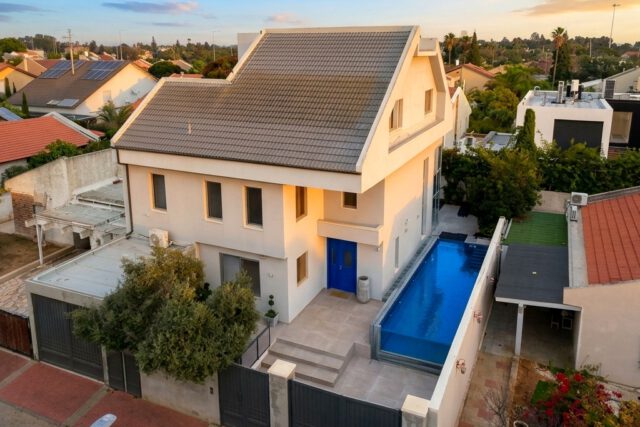 Villa for Sale in Old Ramat Poleg, Netanya